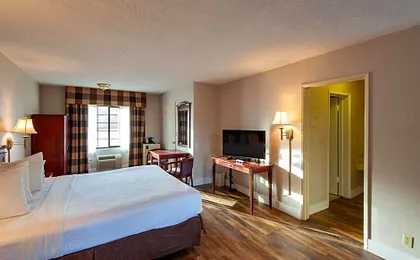 Studio City Court Yard Hotel