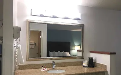 Days Inn & Suites by Wyndham Gresham