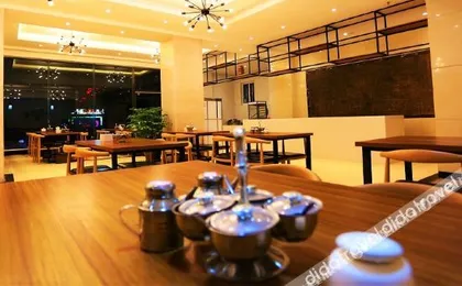 Qujing Travel Select Hotel