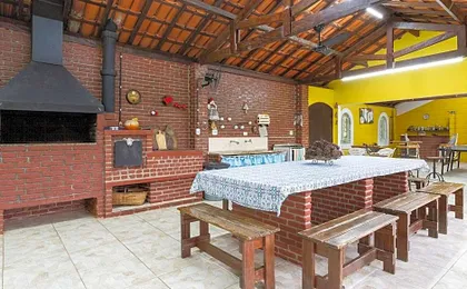Piscina, jardim, área gourmet e vista arborizada