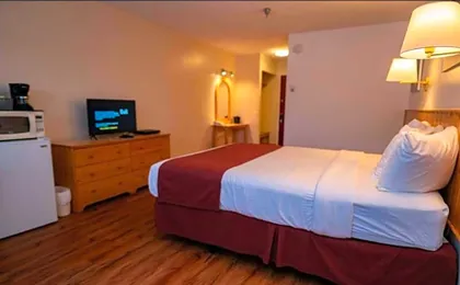 Canadas Best Value Inn- River View Hotel