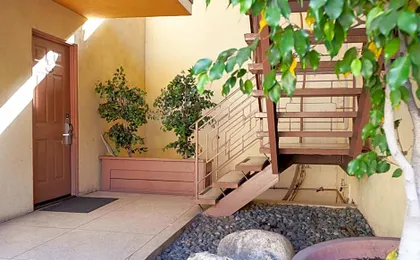 Studio City Court Yard Hotel
