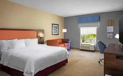 Hampton Inn & Suites State College at Williamsburg Square