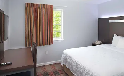 Luxbury Inn & Suites