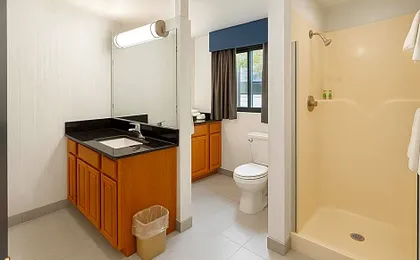 Oyster Bay Inn & Suites
