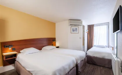 Guest room with single bed(s)