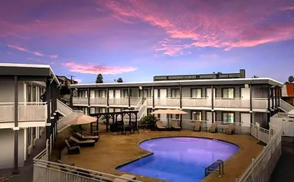 Spanish Trails Inn - Laredo Hotel