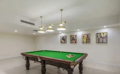 Kinghand Court Holiday Inn