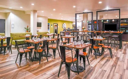 Holiday Inn and Suites Dallas-Addison By IHG