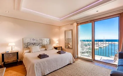 Puerto Banus first line with sea and Marina views