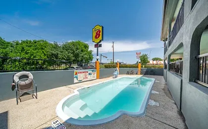 Super 8 by Wyndham San Antonio/Riverwalk Area