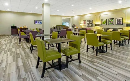 La Quinta Inn & Suites by Wyndham New Orleans Airport