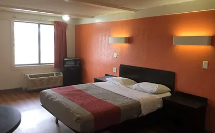 Travelodge by Wyndham Benton Harbor MI