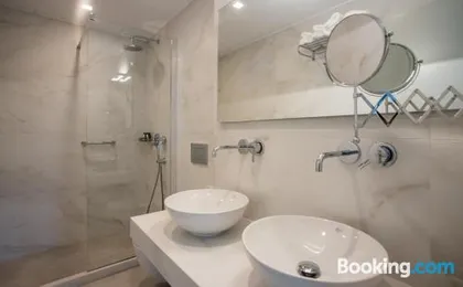 Nautilus Apartments-Suites