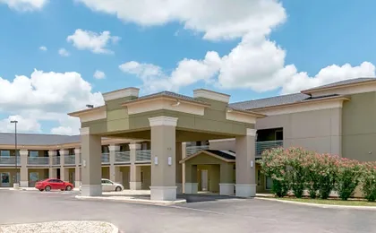 Super 8 by Wyndham Cotulla TX