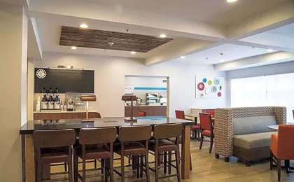 Holiday Inn Express Hotel & Suites Alexandria