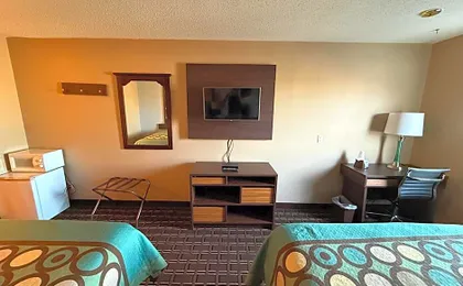 Super 8 by Wyndham Reedsburg