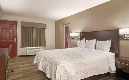 Red Roof Inn PLUS & Suites Erie