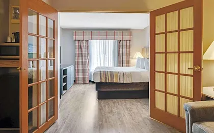 Country Inn & Suites by Radisson, Grand Rapids Airport, MI