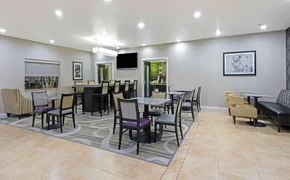 La Quinta Inn & Suites by Wyndham Ada