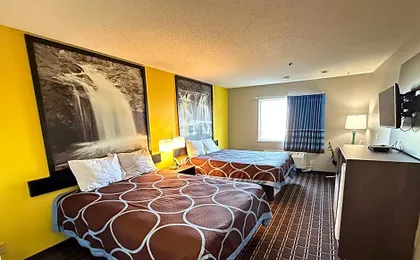 Super 8 by Wyndham Reedsburg