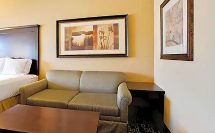 Holiday Inn Express & Suites Woodland Hills by IHG