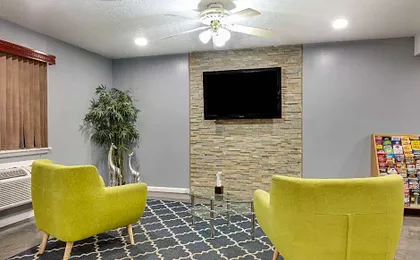 Super 8 by Wyndham San Antonio Pearl District / Downtown