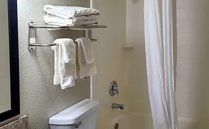 Clarion Pointe Bettendorf - Quad Cities