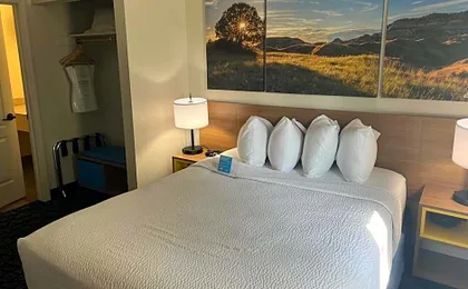 Days Inn & Suites by Wyndham Columbus NE