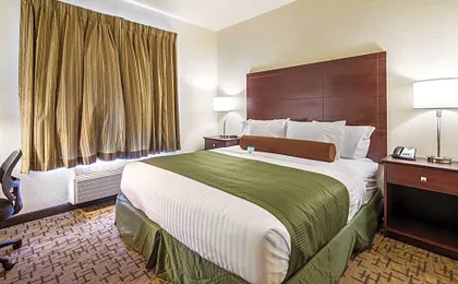 Cobblestone Hotel & Suites - Hutchinson