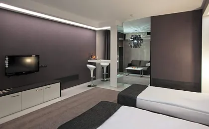 Hotel Idol