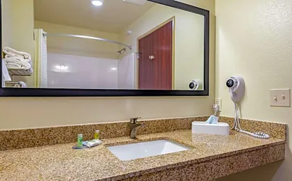 Cobblestone Hotel & Suites - Hutchinson