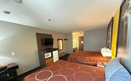 Super 8 by Wyndham Reedsburg