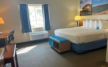 Days Inn & Suites by Wyndham Columbus NE