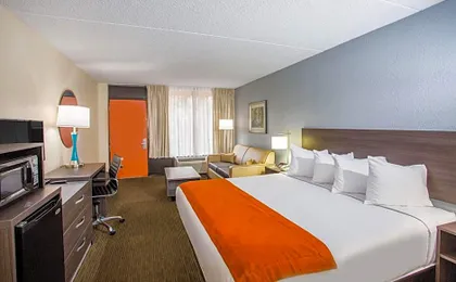 Days Inn & Suites by Wyndham Orlando Airport