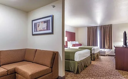 Cobblestone Hotel & Suites - Hutchinson