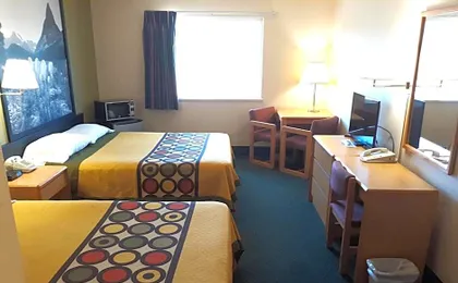 Super 8 by Wyndham Hamilton