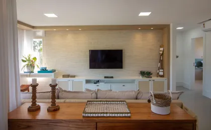 Casa Moderna e Luxuosa com Quatro Suítes Próx a Rua das Pedras Por Luxury Rentals