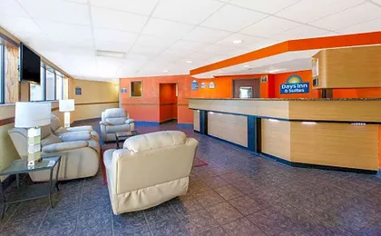 Days Inn & Suites by Wyndham Madison Heights MI