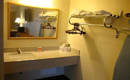 Econo Lodge Inn & Suites Jackson Northwest