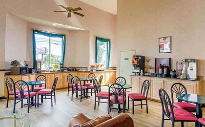 Econo Lodge Inn & Suites Gulfport Airport