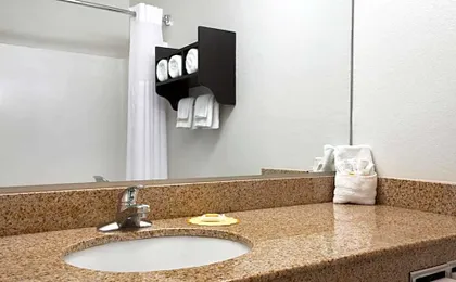 Days Inn & Suites by Wyndham Conroe North