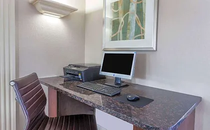 Days Inn & Suites by Wyndham Roseville/Detroit Area