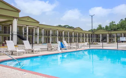 Days Inn by Wyndham Crowley