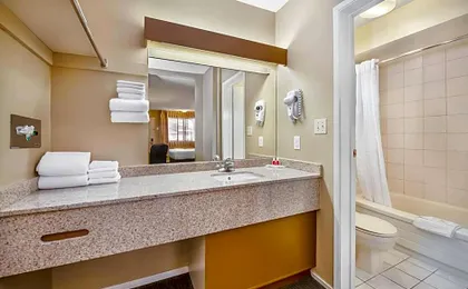 Econo Lodge Inn & Suites
