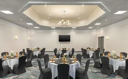 Holiday Inn Oakville Centre By IHG