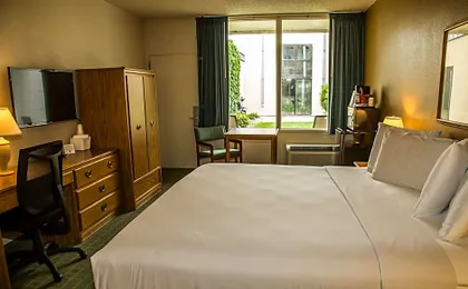 Baymont Inn & Suites by Wyndham Fargo