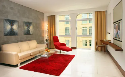 <p>The classic suite is elegantly <b>appointed with luxurious bedding</b> offering a spectacular view of the atrium and fine furnishing with a custom designed kitchen.</p>