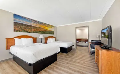 Days Inn & Suites by Wyndham Roseville/Detroit Area