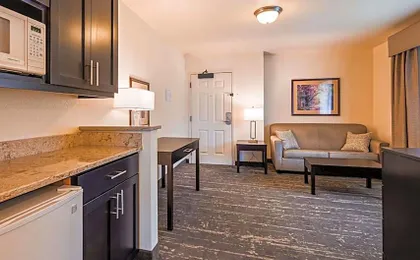Best Western Plus Edmonds Harbor Inn